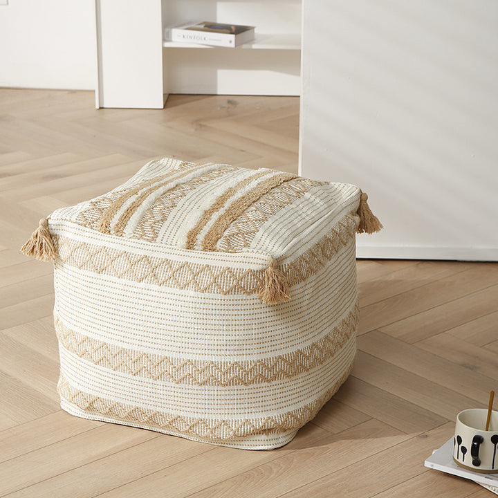 Geflochtener quadratischer Bodensitzpouf mit Quasten und gewebtem Ethno‑Muster
