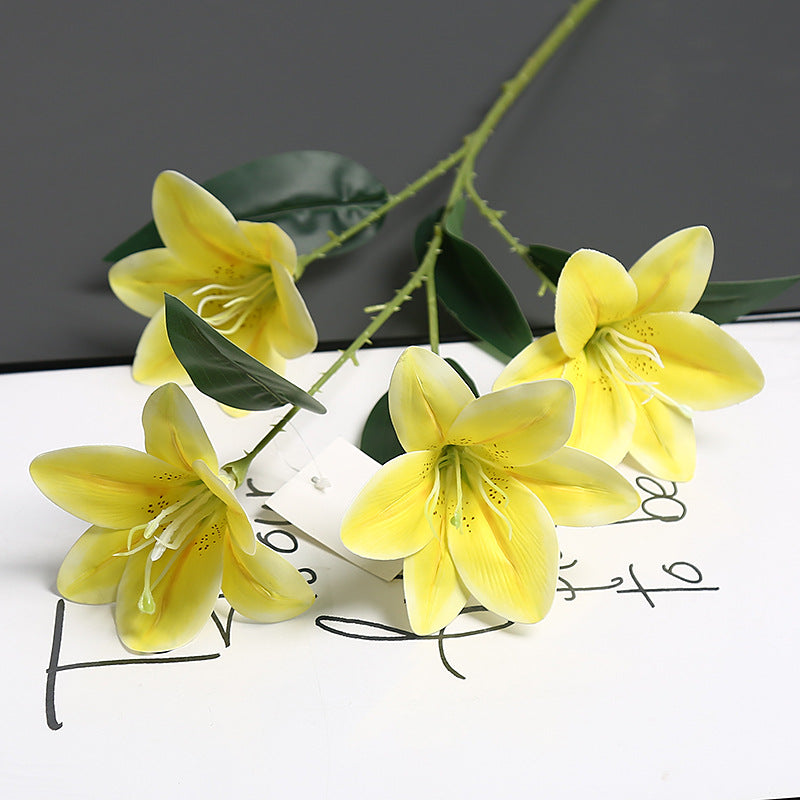Realistischer synthetischer Lilienstamm