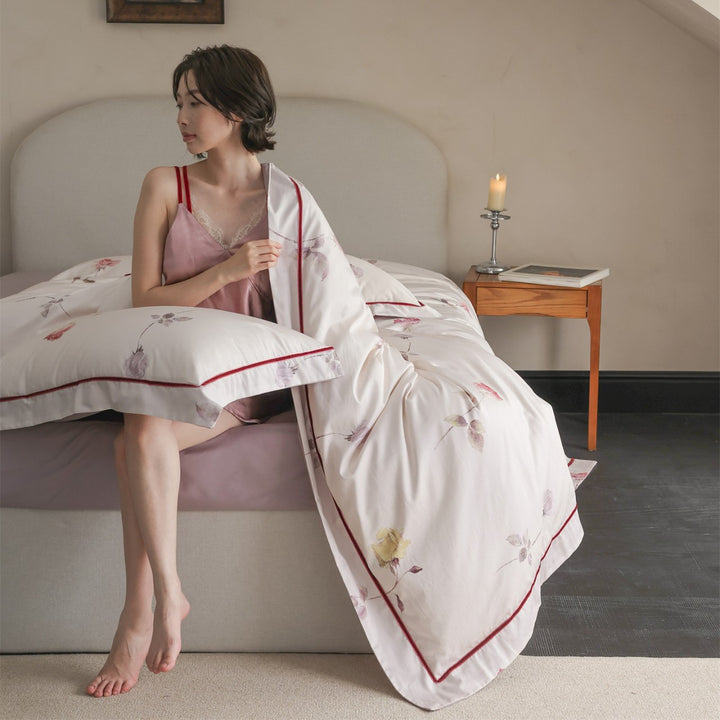 Florales Satin-Duvetbezug-Set mit burgunderfarbiger Biese und umkehrbarem lilafarbenem Rücken