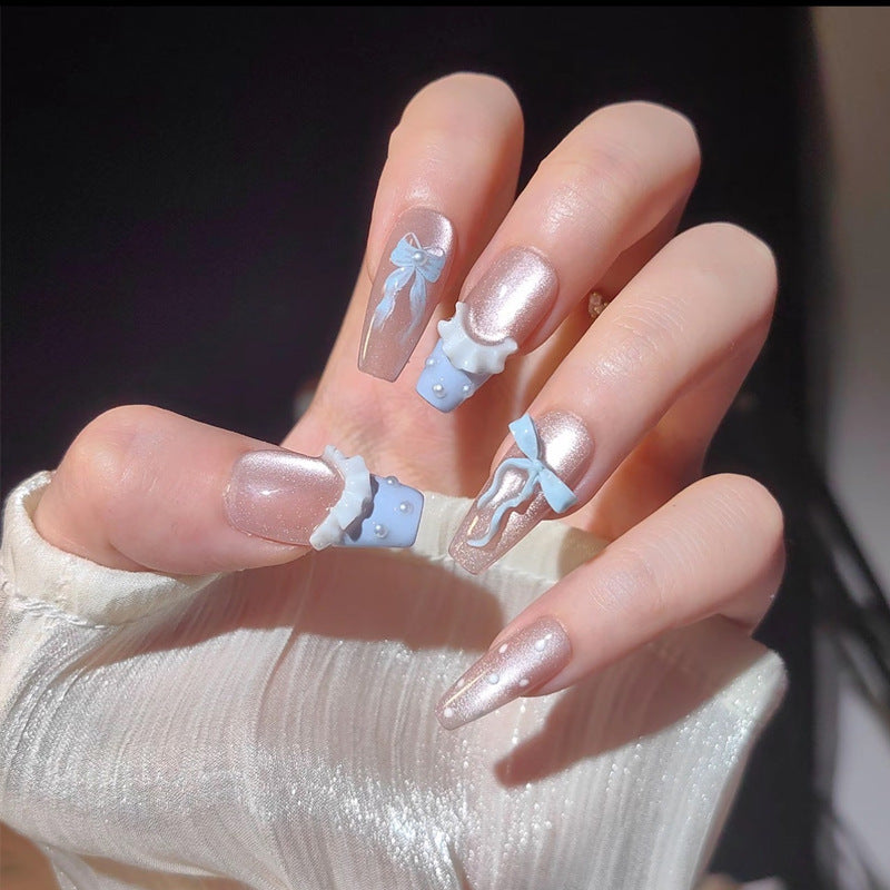 Kunstnagelset mit funkelnden Glitzer- und holografischen Akzenten Karnz