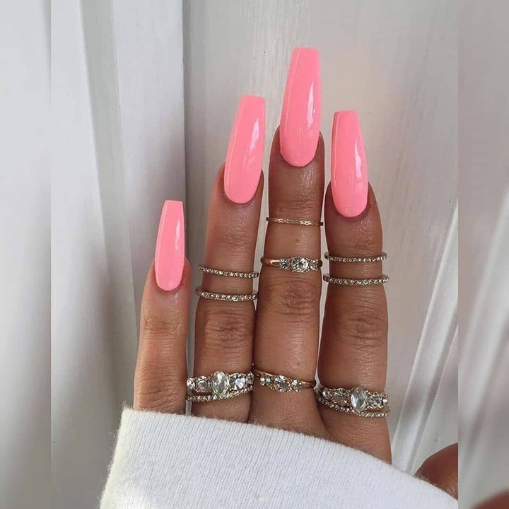Kunstnägel mit langem French Tip Design Karnz