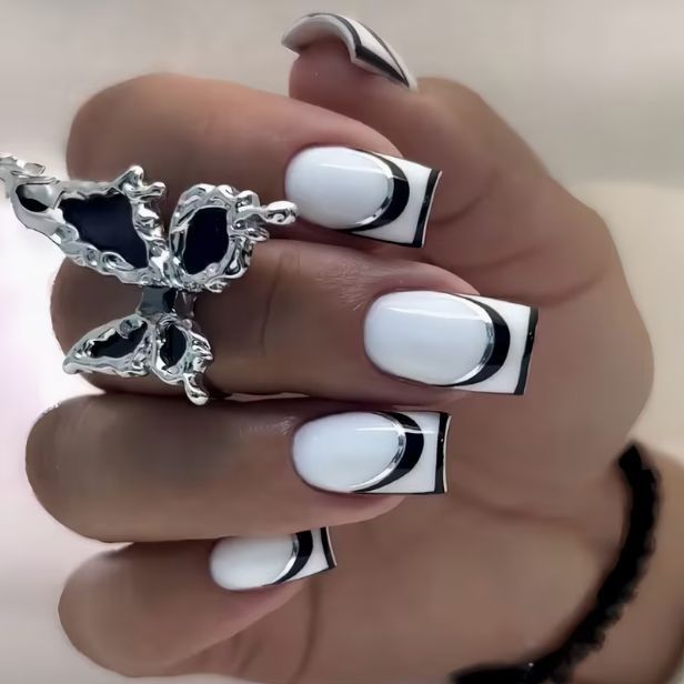 Elegante geometrische Nagelkunst Karnz