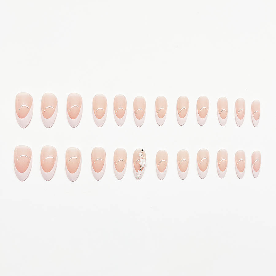 Kunstnagelset mit filigranen Blütenverzierungen und elegantem French Design Karnz