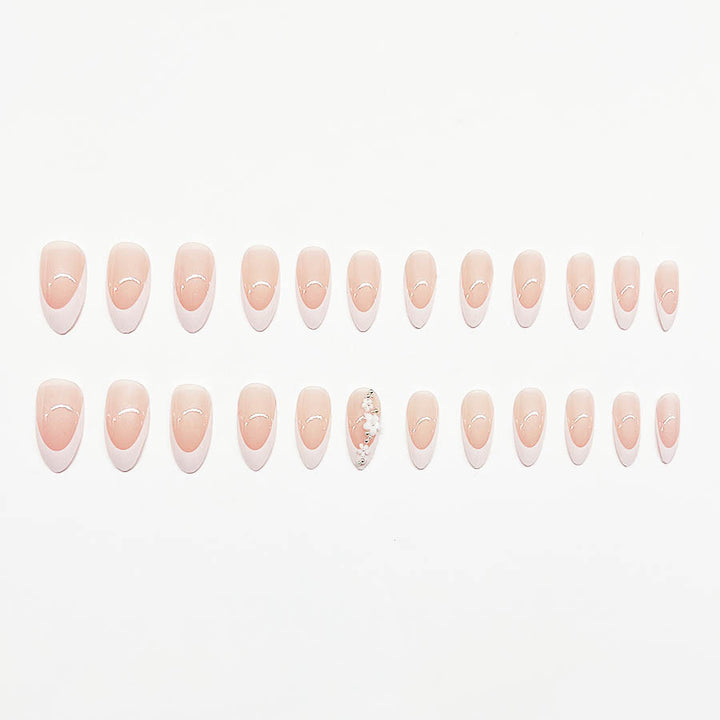 Kunstnagelset mit filigranen Blütenverzierungen und elegantem French Design Karnz