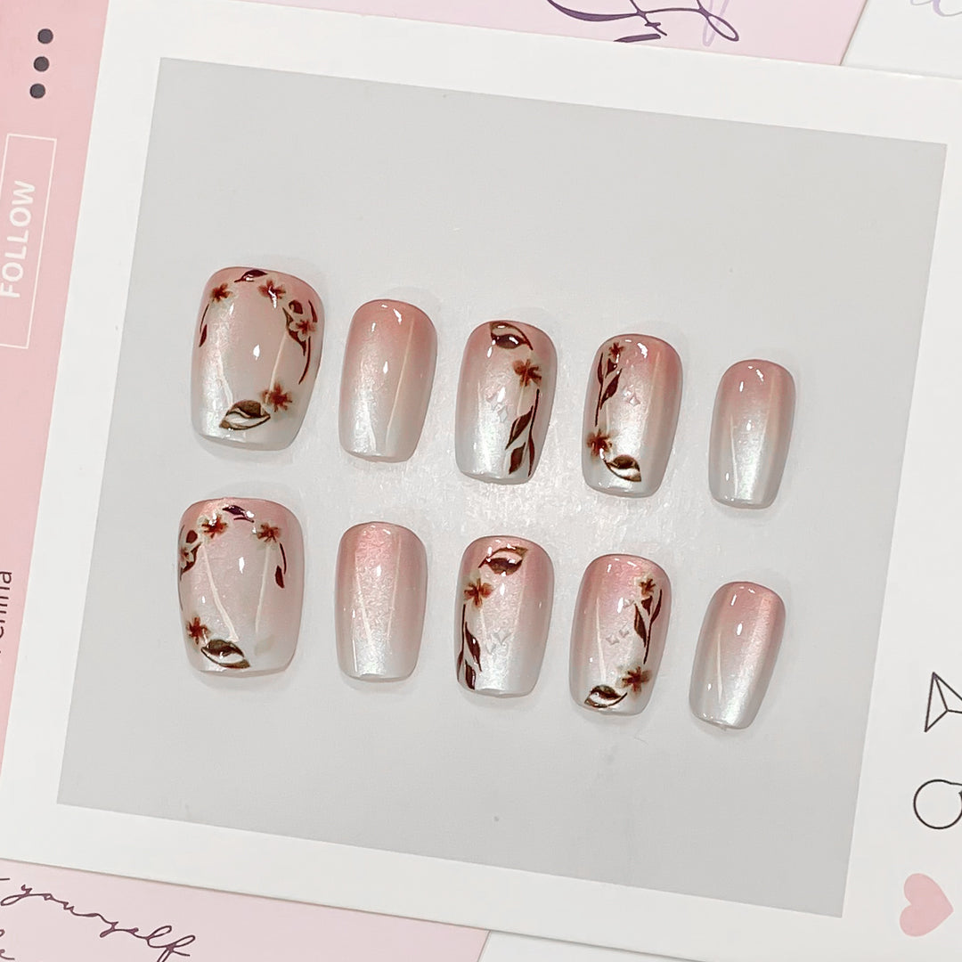 Kunstvolle Nagelspitzen mit floralen Akzenten Karnz