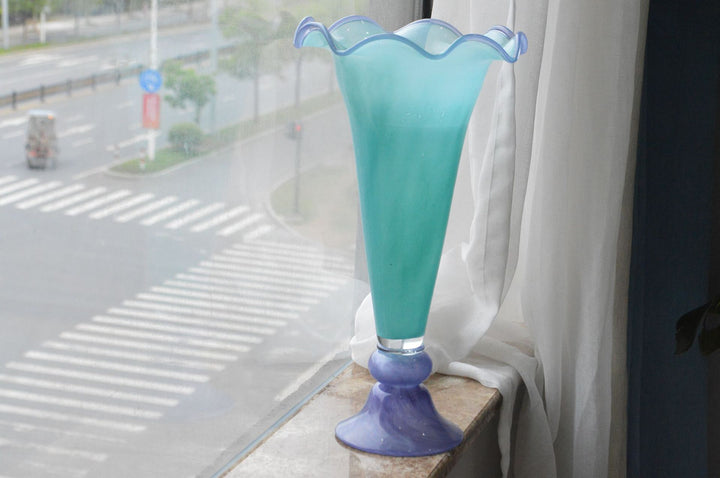 Mouthblown gerippte Podest Kunstglas Trompetenvase Karnz