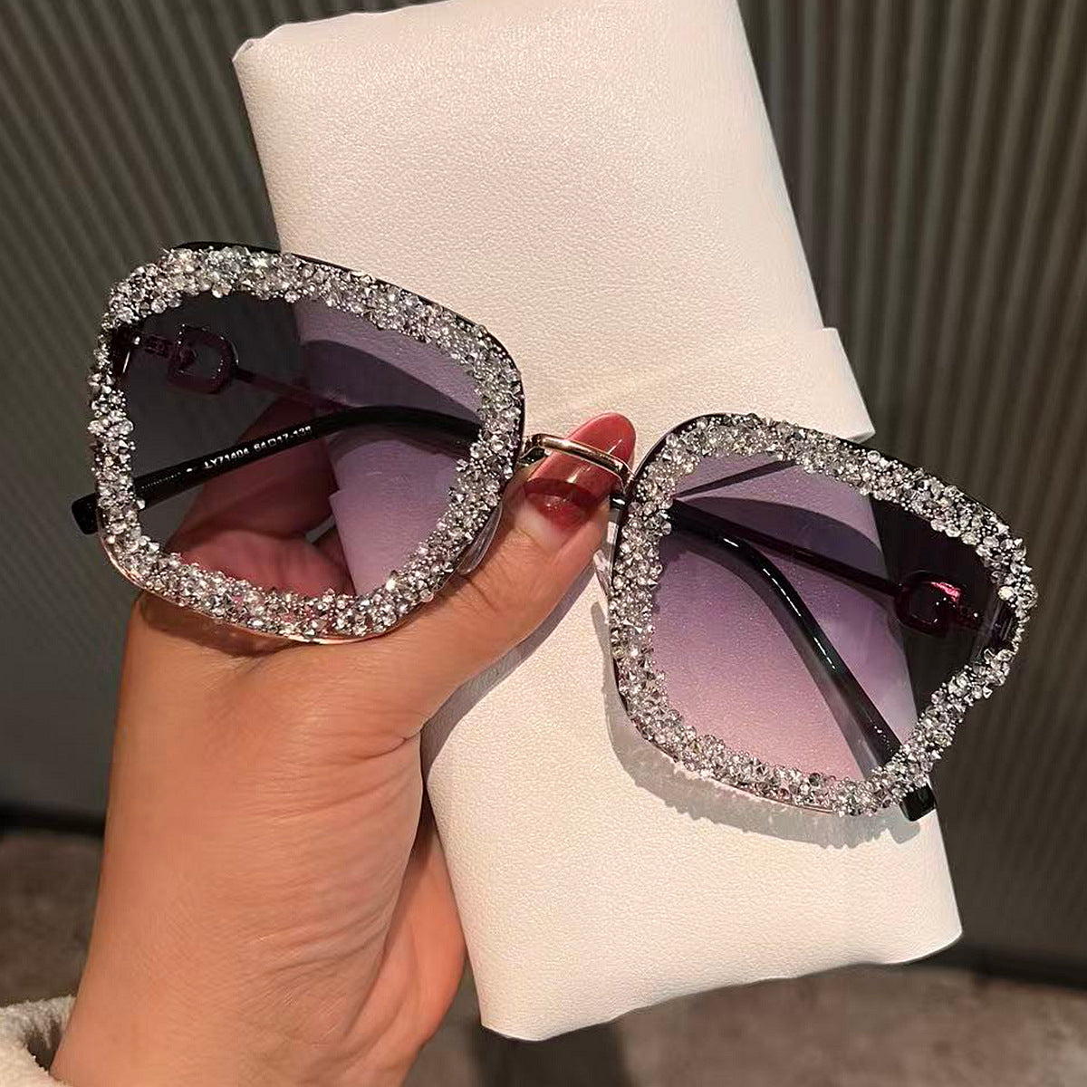 Damen Glamouröse Sonnenbrille mit funkelndem Strassbesatz Karnz