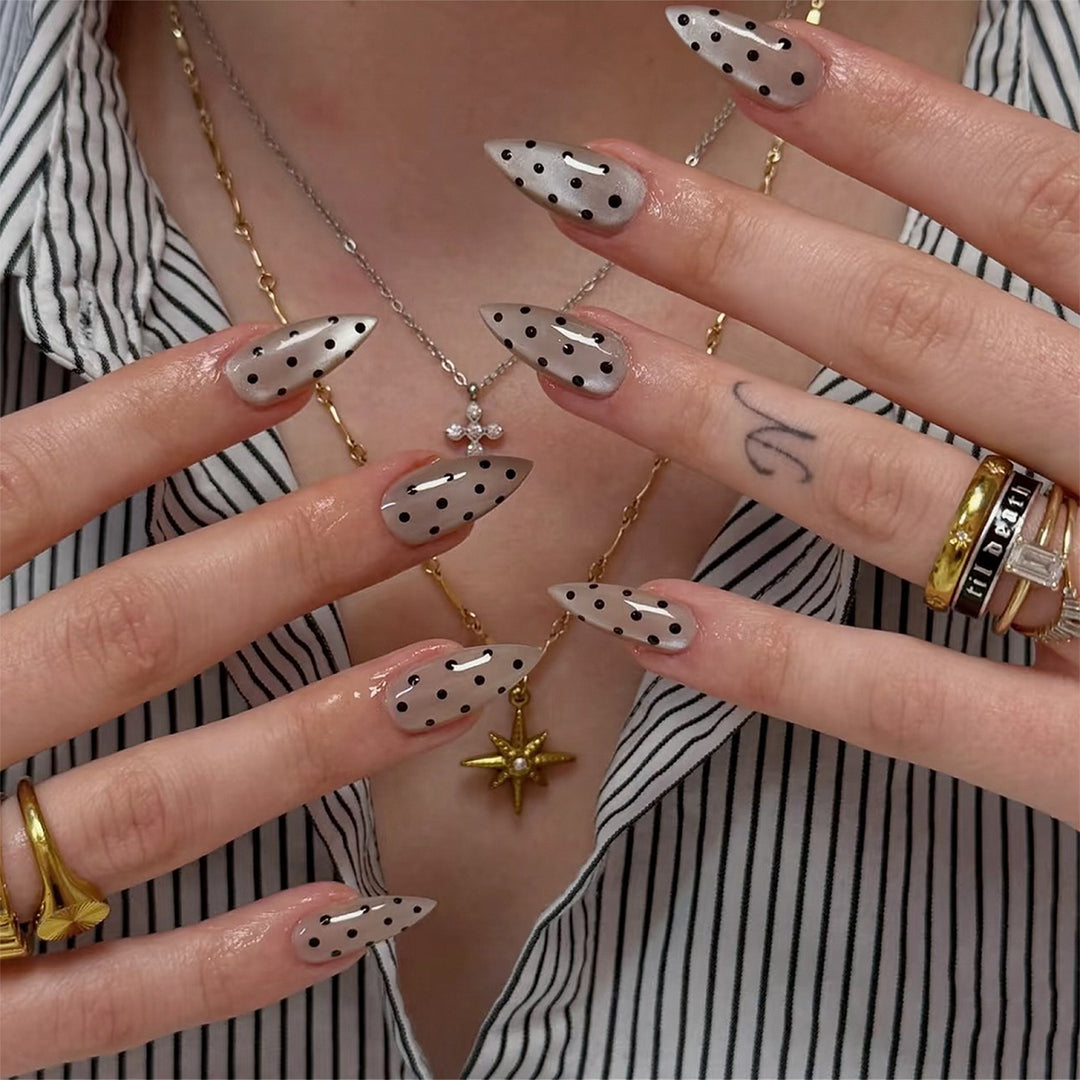 Kunstvolle Nagelspitzen im modernen Design Karnz