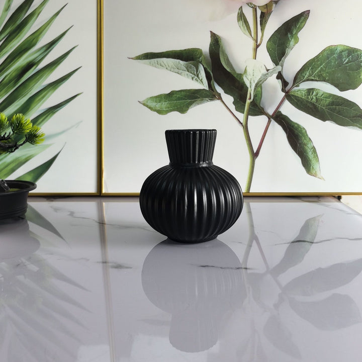 Elegante gerippte Keramikvase Karnz