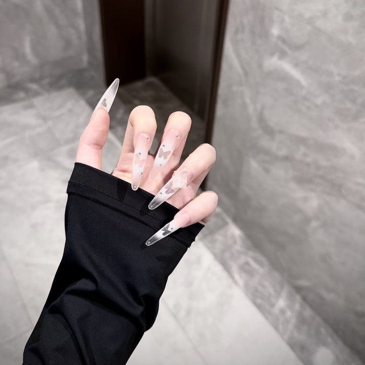 Lange Stiletto-Nagelverlängerungen