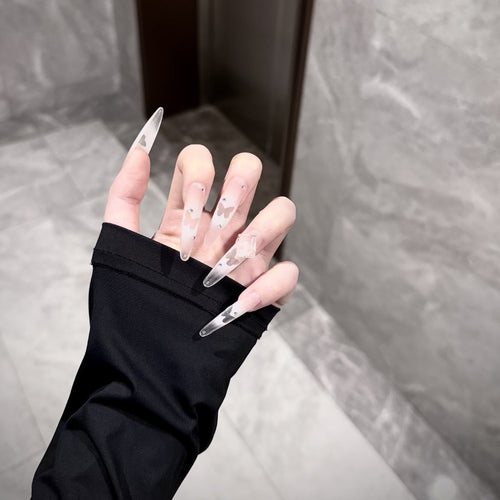 Lange Stiletto-Nagelverlängerungen