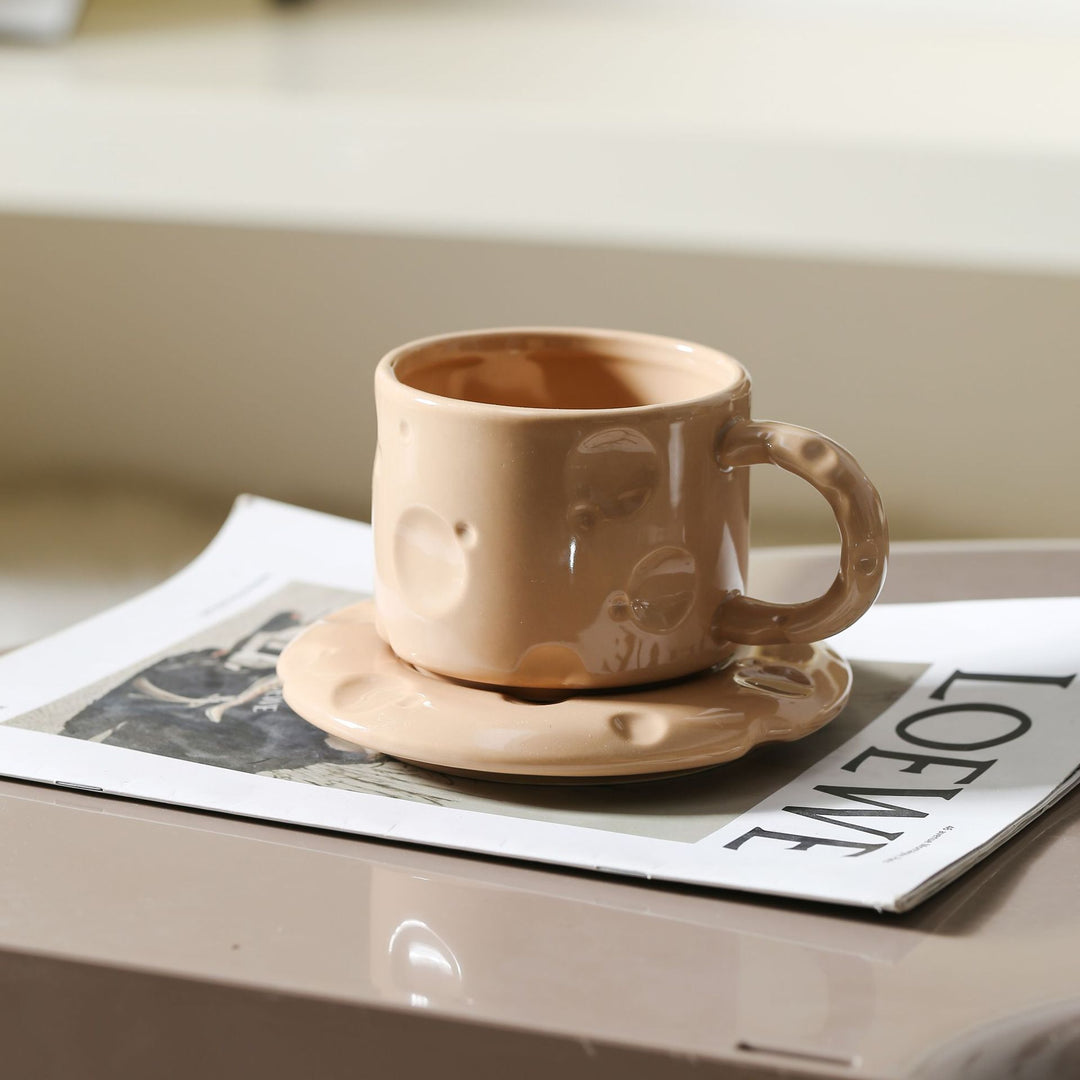 Skulpturales Keramikbecher-Set mit fließender Glasur und strukturierter Untertasse
