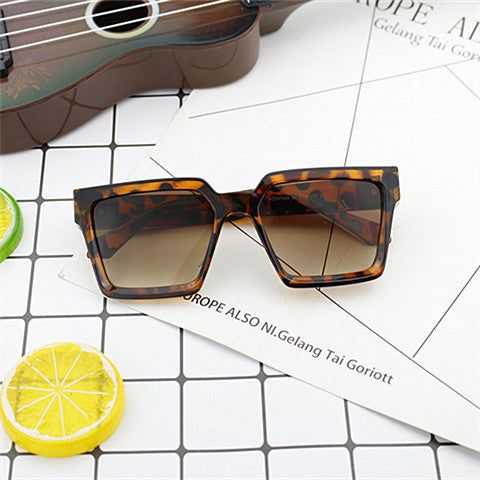Damen Oversized-Sonnenbrille im modischen Eckdesign Karnz