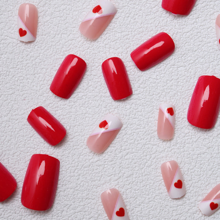 Herz-verzierte Press-On Nagelkunst Karnz