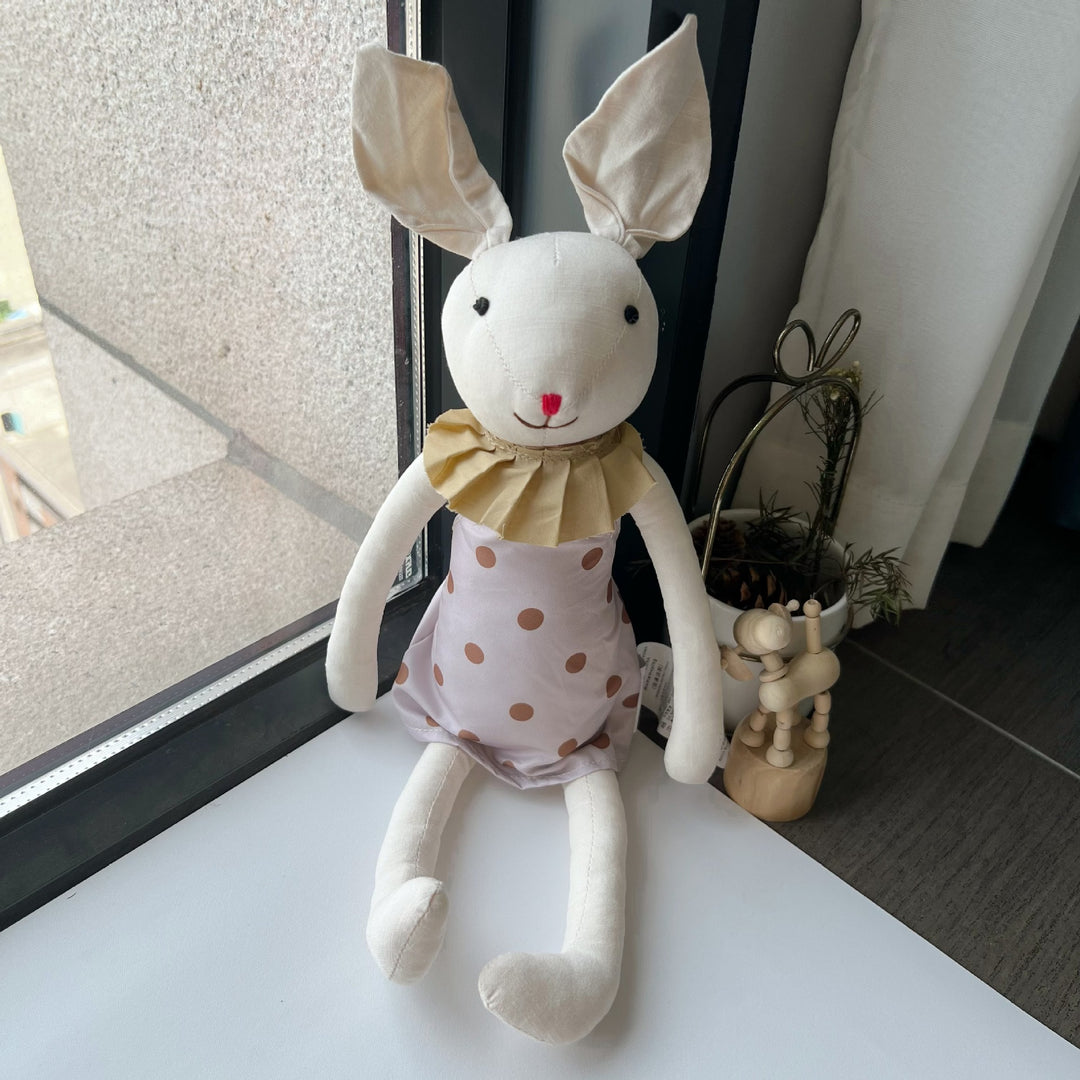 Langbeinige Organic-Leinen-Hasenpuppe mit bestickten Karotten-Latzhosen