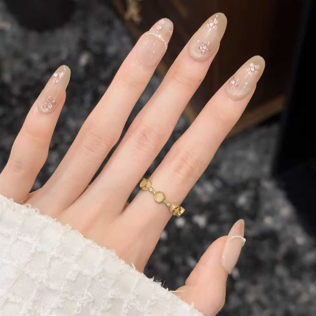 Elegante Press-On Nagelset mit floralen und Edelsteinakzenten