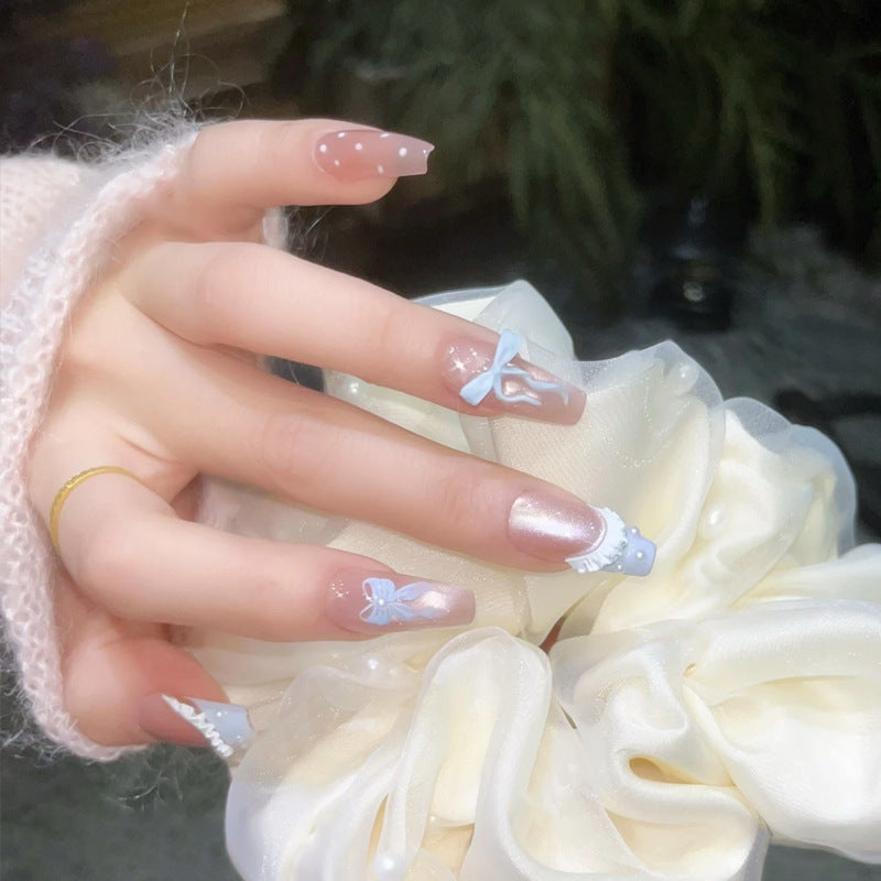 Kunstnagelset mit filigranen Schleifen- und Glitzerakzenten Karnz