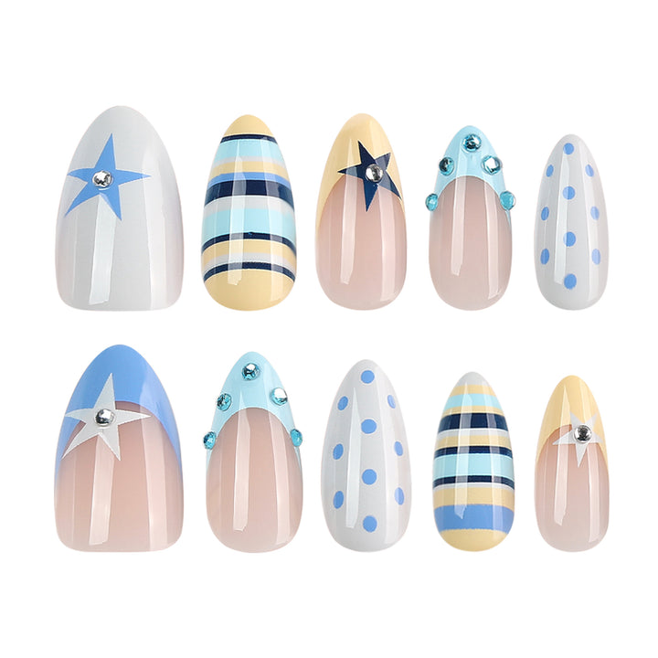 Kunstvolle Stiletto-Nägel mit maritime Designs Karnz