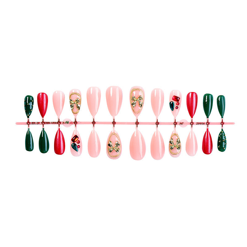 Kunstnagelset mit festlichen Schmuckdetails Karnz