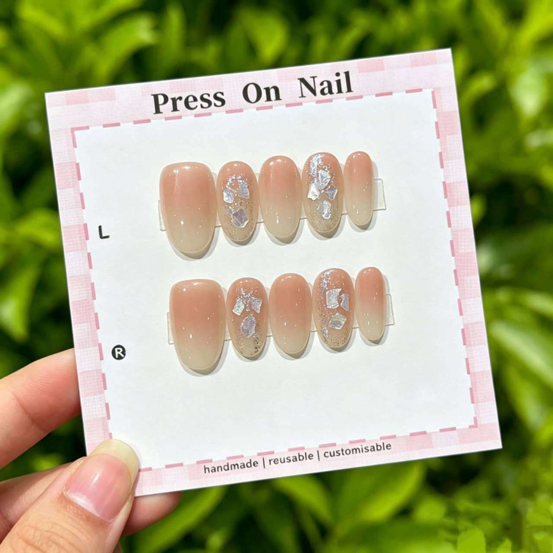 Handgefertigtes wiederverwendbares Press-On-Nagelset mit elegantem Design
