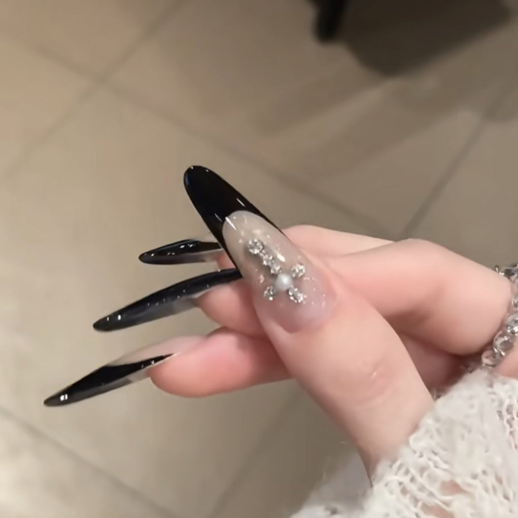 Glamouröse Stiletto-Nageldesigns