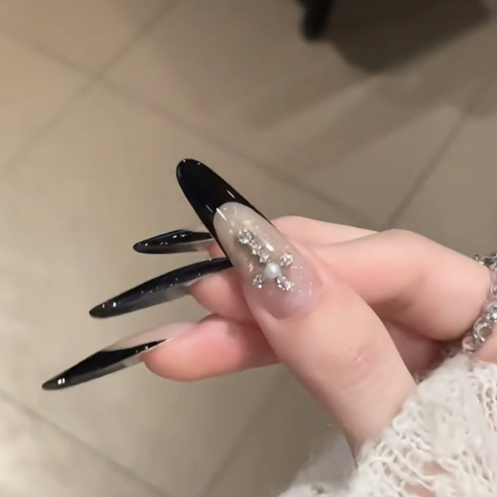Glamouröse Stiletto-Nageldesigns