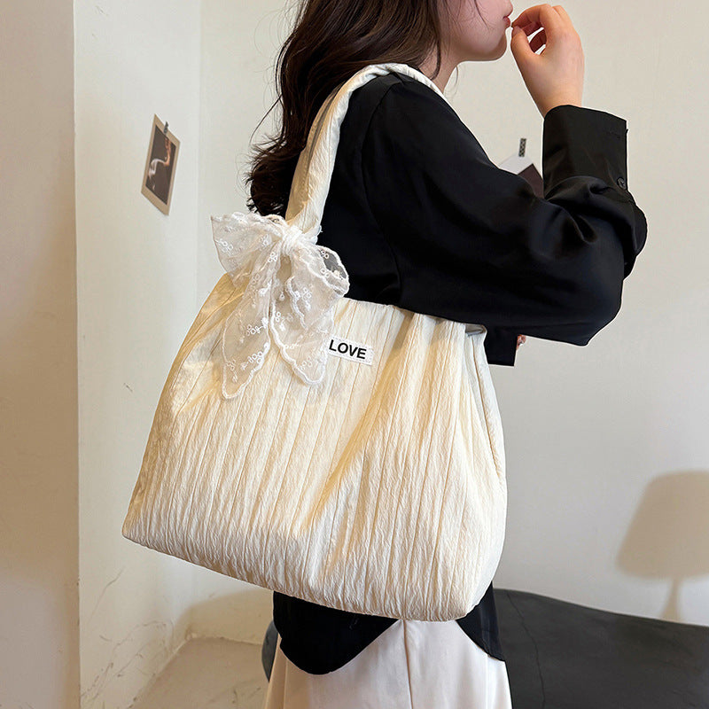 Freizeit-Tasche mit Strukturiertem Design und Verspieltem Schal Karnz