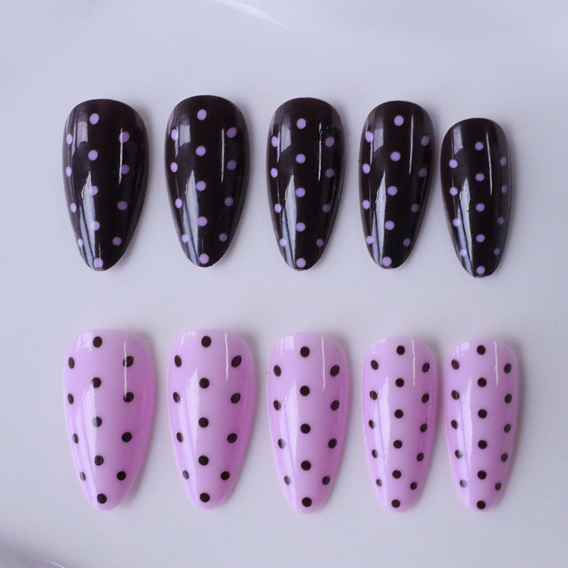 Künstlerische Polka Dot Nagelverzierungen Karnz
