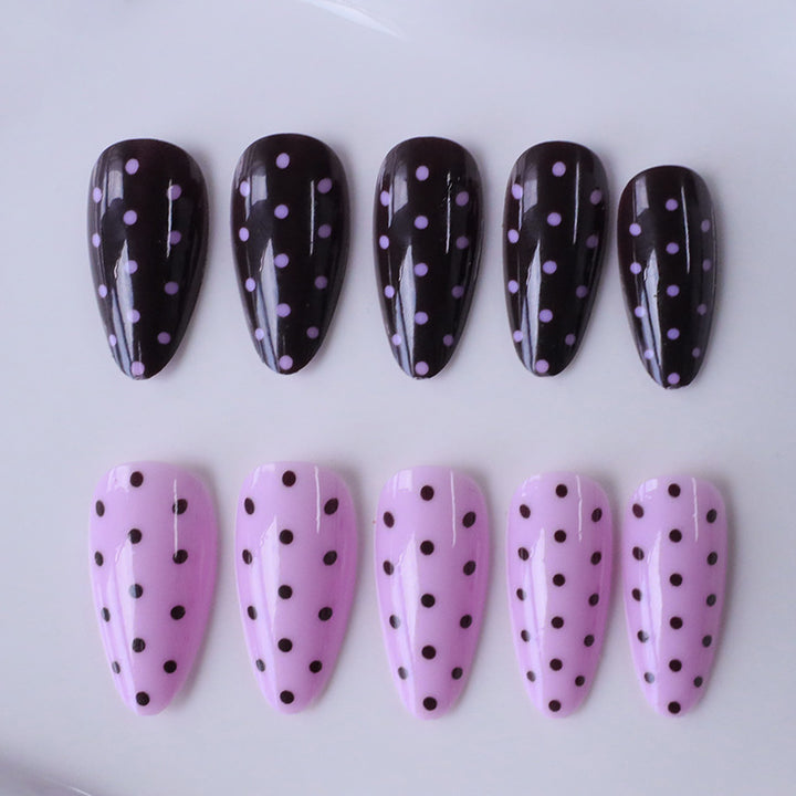 Künstlerische Polka Dot Nagelverzierungen Karnz