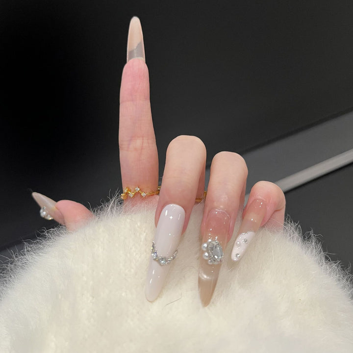 Dekoratives Press-On-Nail-Art-Set mit luxuriösen Edelstein-Accents Karnz