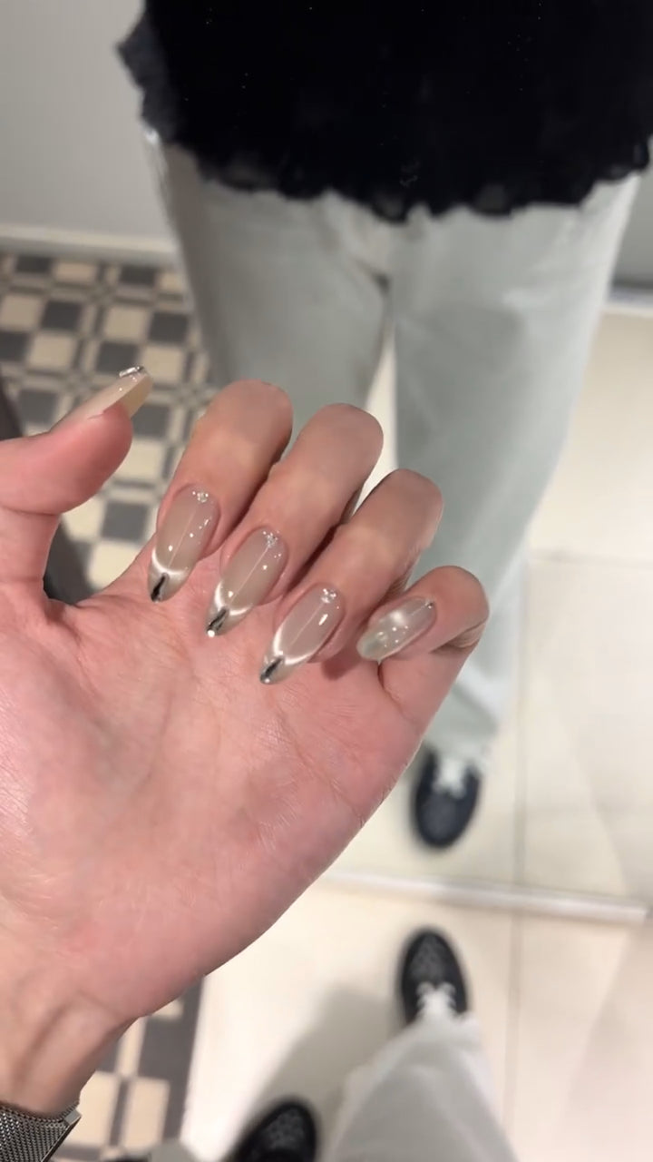 Kunstnagelset mit Elegantem French Style Karnz