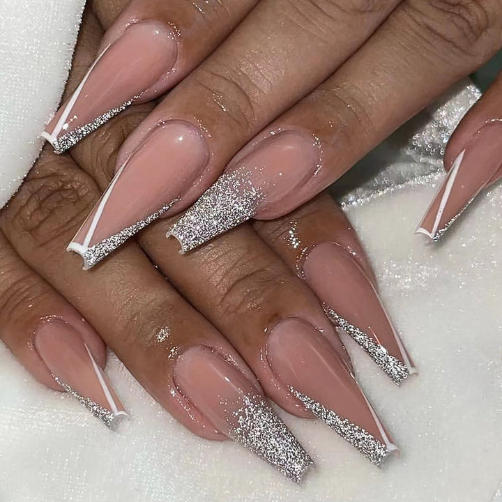 Kunstvolle Stiletto-Nägel mit Glitzer- und French-Spitze Karnz