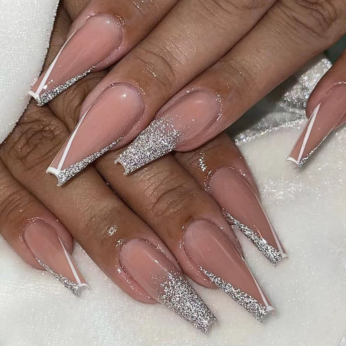 Kunstvolle Stiletto-Nägel mit Glitzer- und French-Spitze Karnz