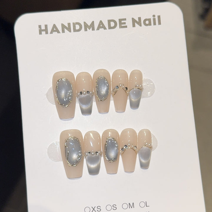 Elegante Nagelspitzen mit Glitzerakzenten Karnz