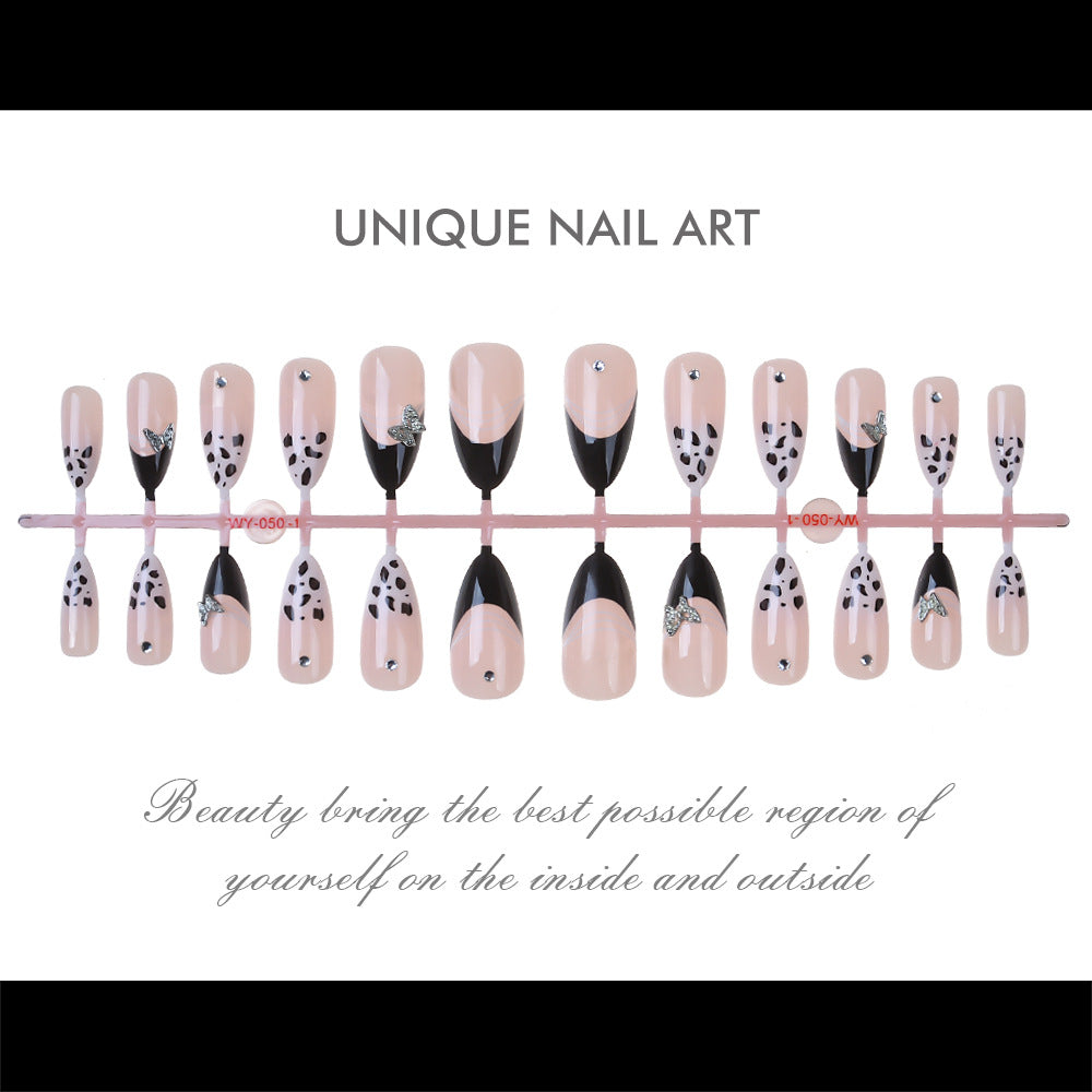 Künstlerisches Press-On Nagelset mit eleganten Designs Karnz