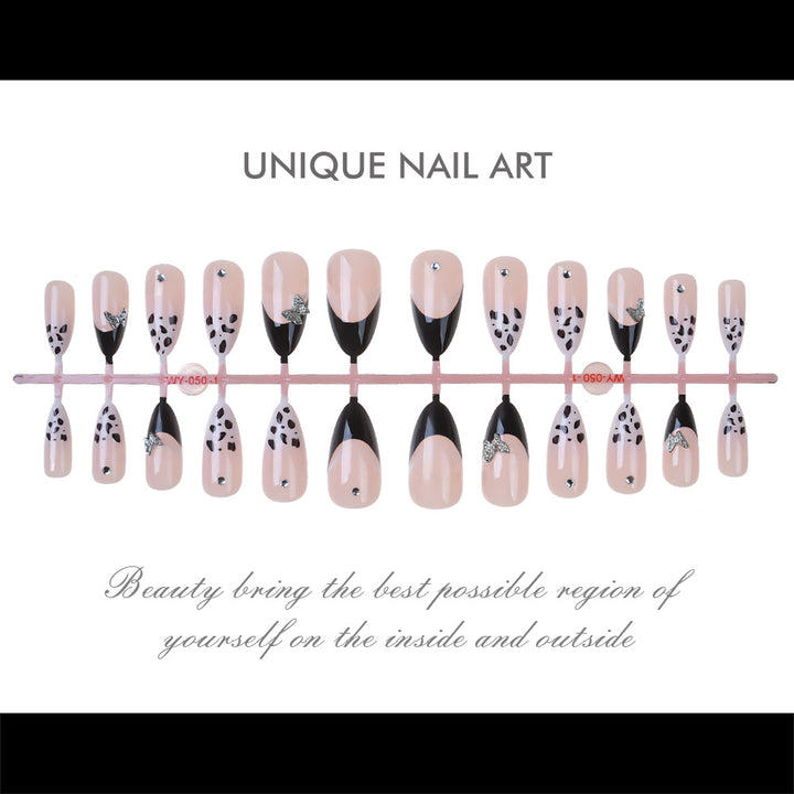 Künstlerisches Press-On Nagelset mit eleganten Designs Karnz