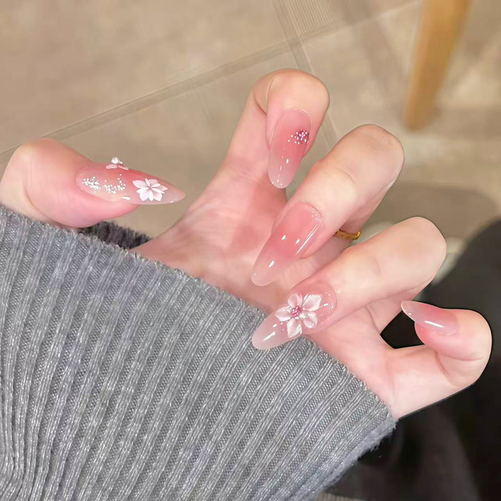 Dekoratives Press-On-Nagelset mit floralen Akzenten 1790745645