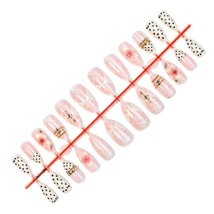 Kunstnagelset mit floralen und glitzernden Akzenten Karnz
