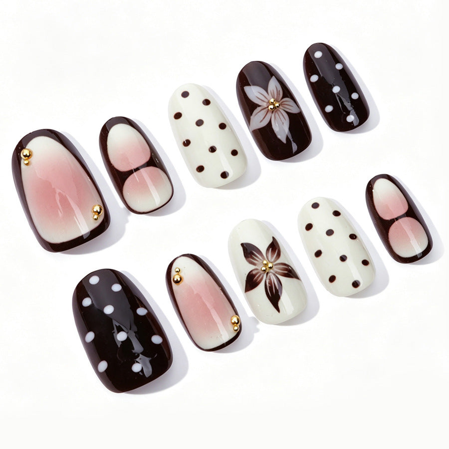 Kunstnagelset mit floralen Akzenten und eleganten Design Karnz