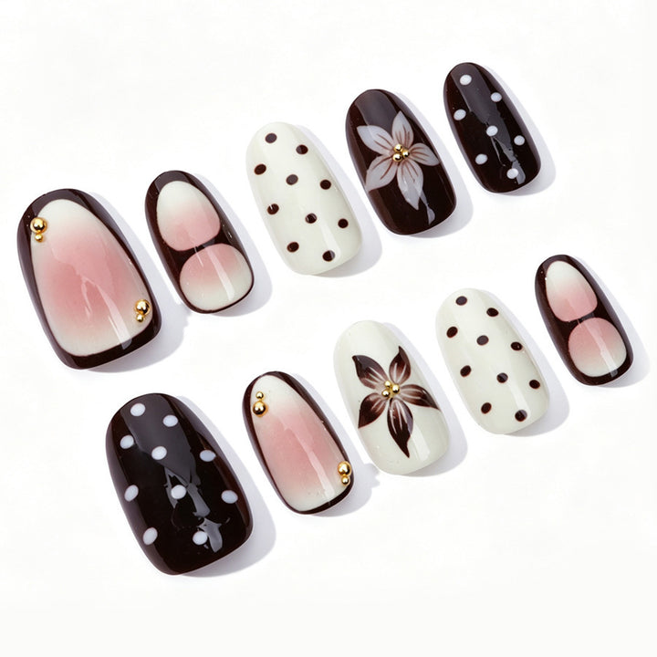 Kunstnagelset mit floralen Akzenten und eleganten Design Karnz