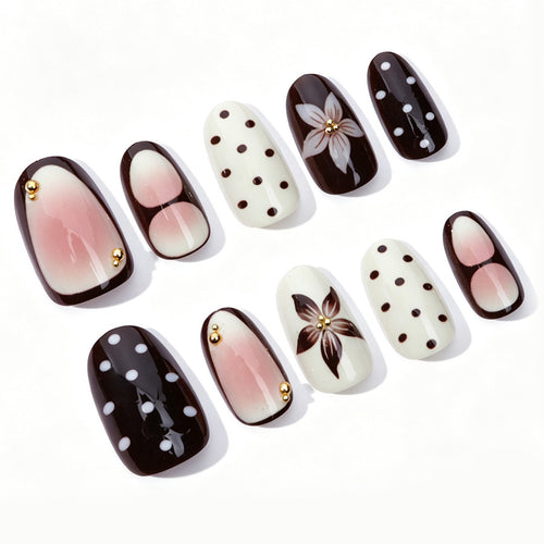 Kunstnagelset mit floralen Akzenten und eleganten Design Karnz