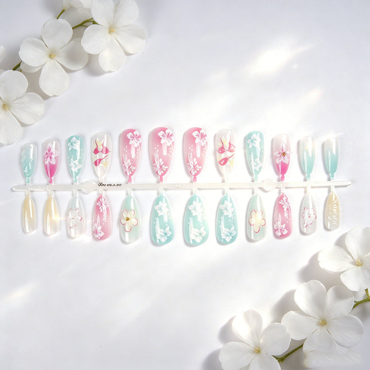 Elegante Kunstnagelkollektion mit floralen Motiven Karnz