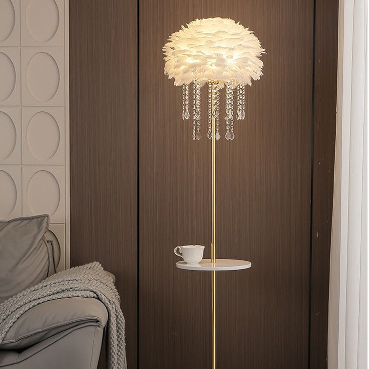 Künstlerische Stehlampe und Beistelltisch