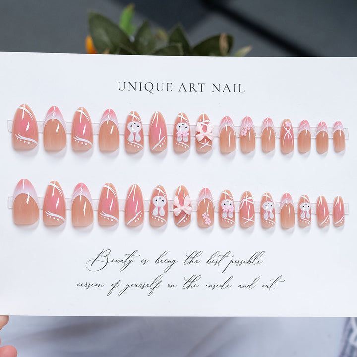 Dekoratives Press-On Nagelkunstset mit süßem Bogen und floralen Verzierungen