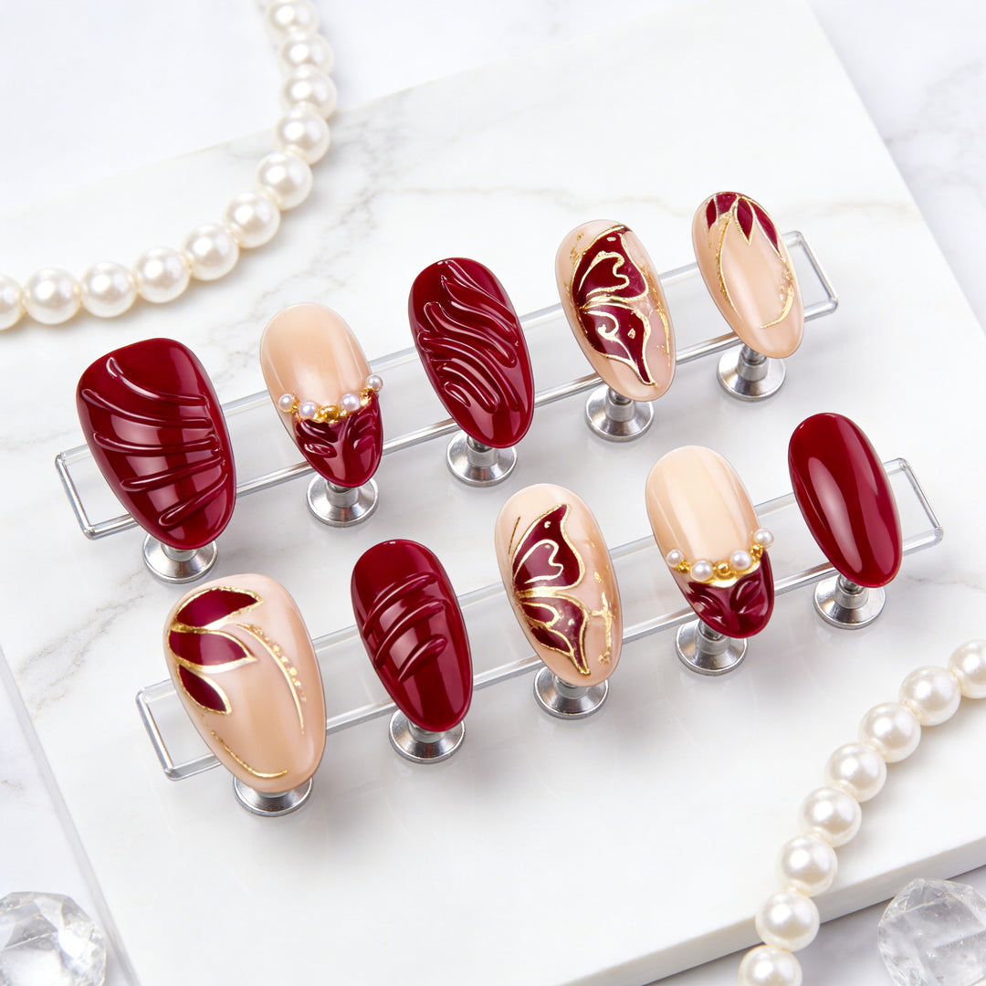 Stilvolles Press-On Nagelset mit eleganten goldenen Akzenten