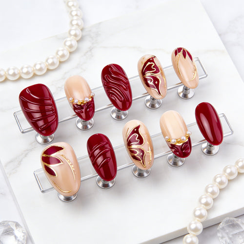 Stilvolles Press-On Nagelset mit eleganten goldenen Akzenten