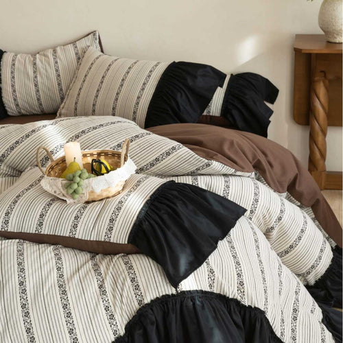 Rüschiges Bettbezug-Set mit gestreifter Jacquard-Borte und Wendekissen