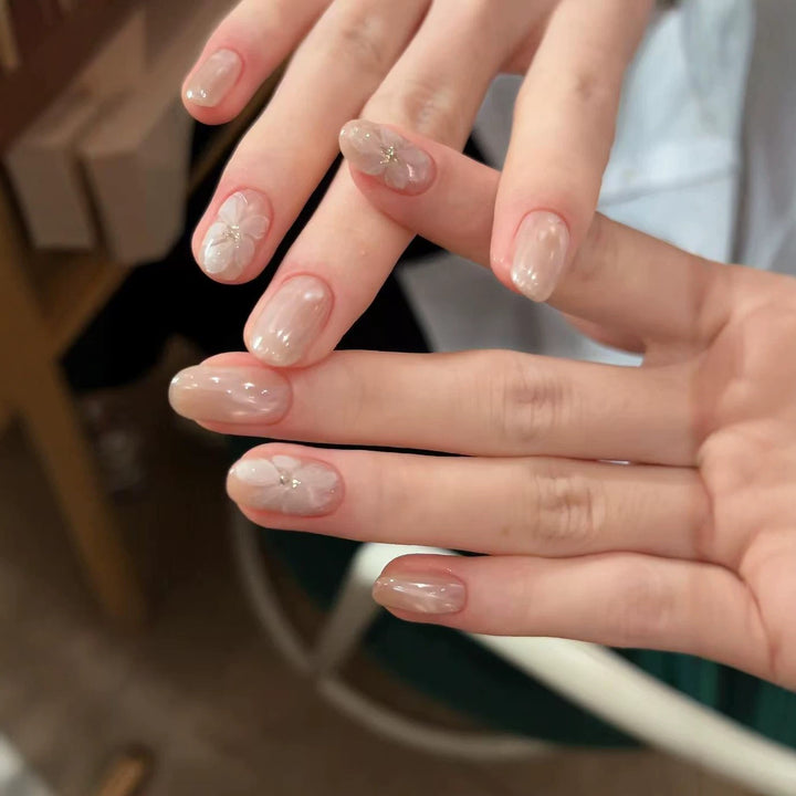 Künstlerische florale Press-On Nagelverzierungen