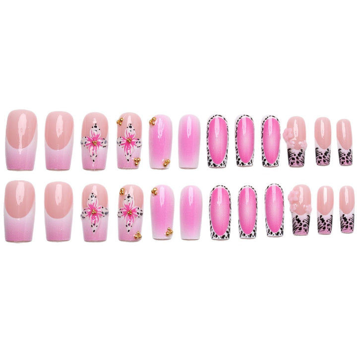 Kunstnagelset mit floralen und glamourösen Akzenten Karnz