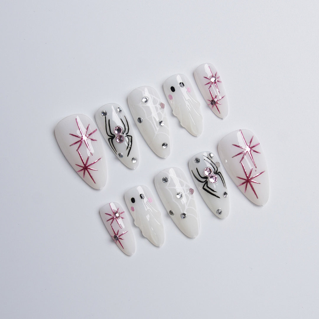Kunstvolles Nagelset mit Edelstahl-Applikationen Karnz